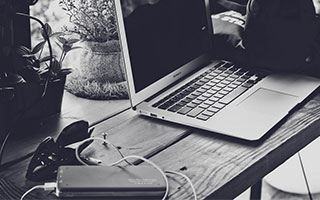 九游娱乐入口-德甲高压战术下球员冲刺频率与决策质量的平衡机制分析