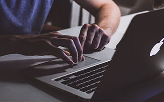 九游娱乐入口-德甲高压战术下球员冲刺频率与决策质量的平衡机制分析