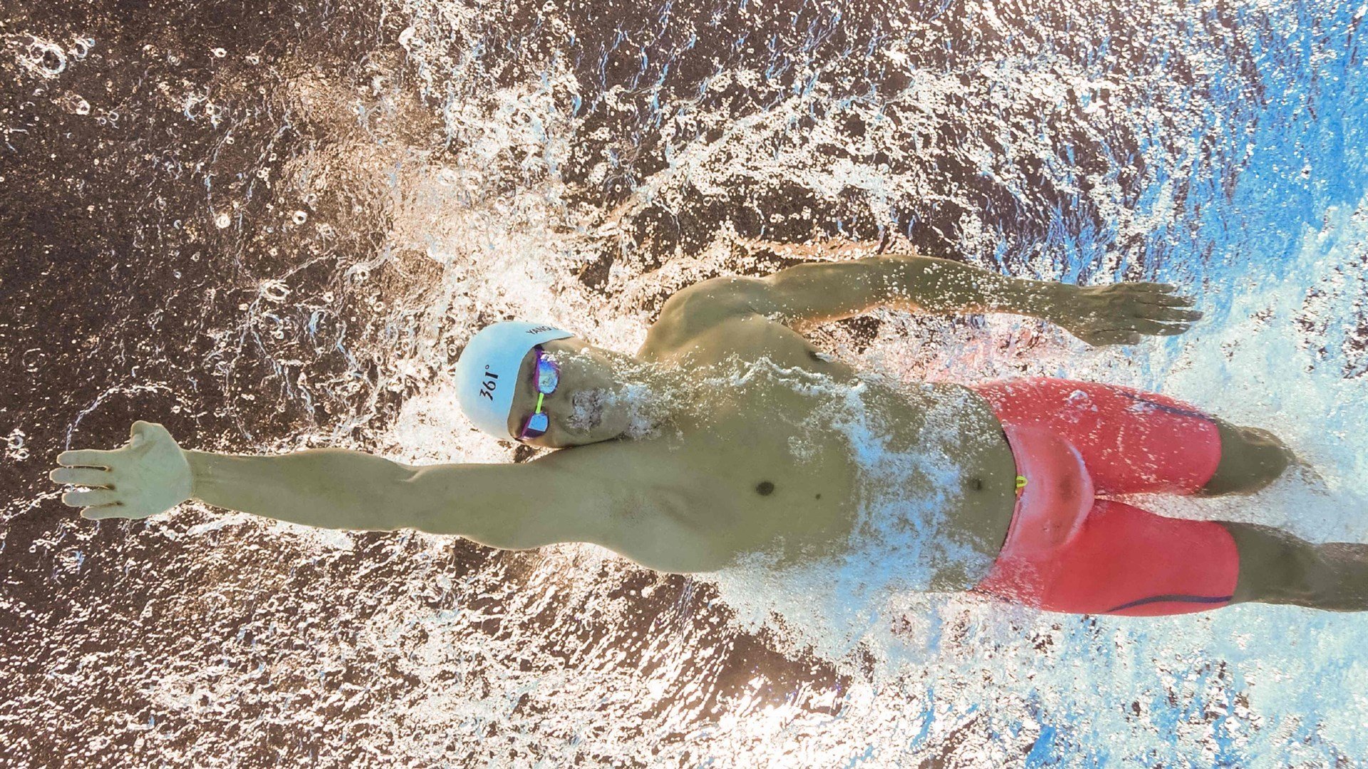 李轩豪在“湾区杯”围棋大棋士赛中战胜卫冕冠军杨楷文