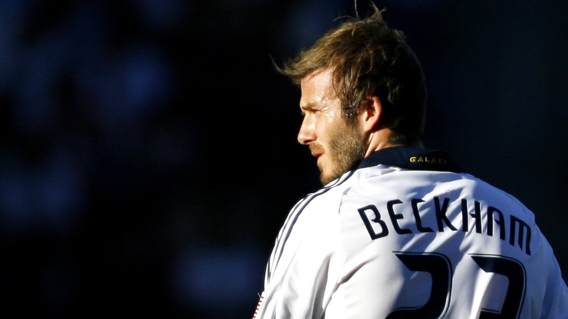 胜负悬念令人紧张,球员倾尽全力,胜负悬念令人紧张,球员倾尽全力的句子